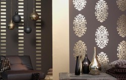 the use of metallic wallpaper in the interior