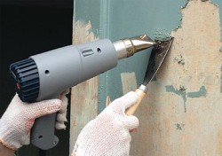 fjerne gammel maling med en hårtørrer i bygningen