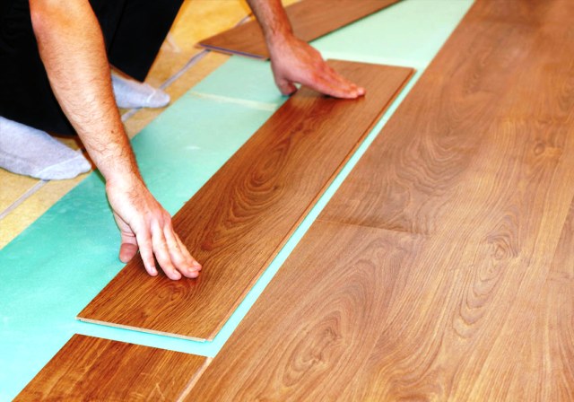 Do-it-yourself laying laminate flooring. Stages of work