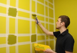 maling af vægge i to farver med maskeringstape