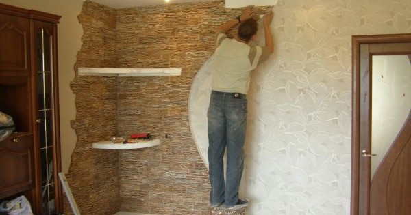 Decorarea pereților cu piatră artificială decorativă
