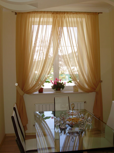 Choosing the right curtains: color, design, room features