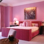 tirai merah jambu di dalam bilik tidur