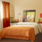 oransje gardiner på soverommet