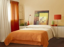 orange gardiner i soveværelset