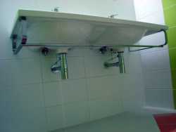installation of the washbasin on the brackets 2