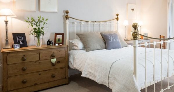 Yatak odasında bir çekmece sandığı seçmek için 9 ipucu: malzeme, stil, boyut