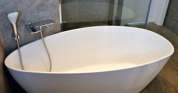 Dökme mermer banyo seçmek için 5 ipucu: artıları, eksileri, üreticileri