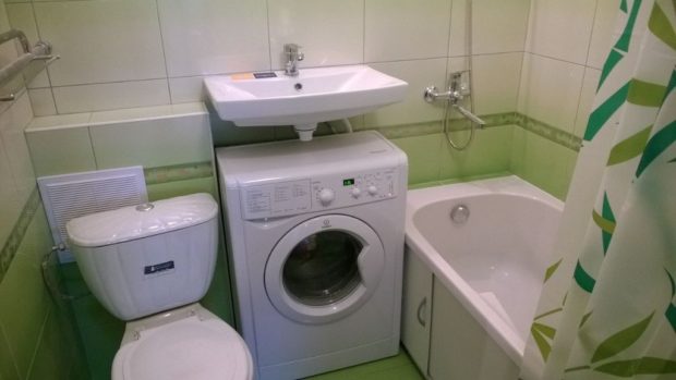 En tvättmaskin i ett litet badrum: 6 idéer för boende + foton