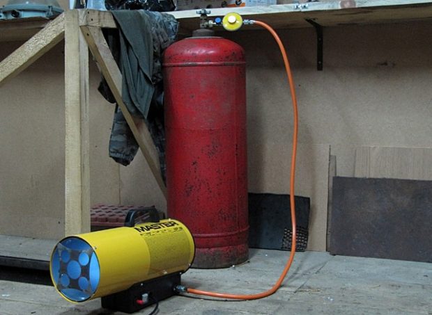 Gör-det-själv garageuppvärmning: 6 ekonomiska sätt att värma ett garage
