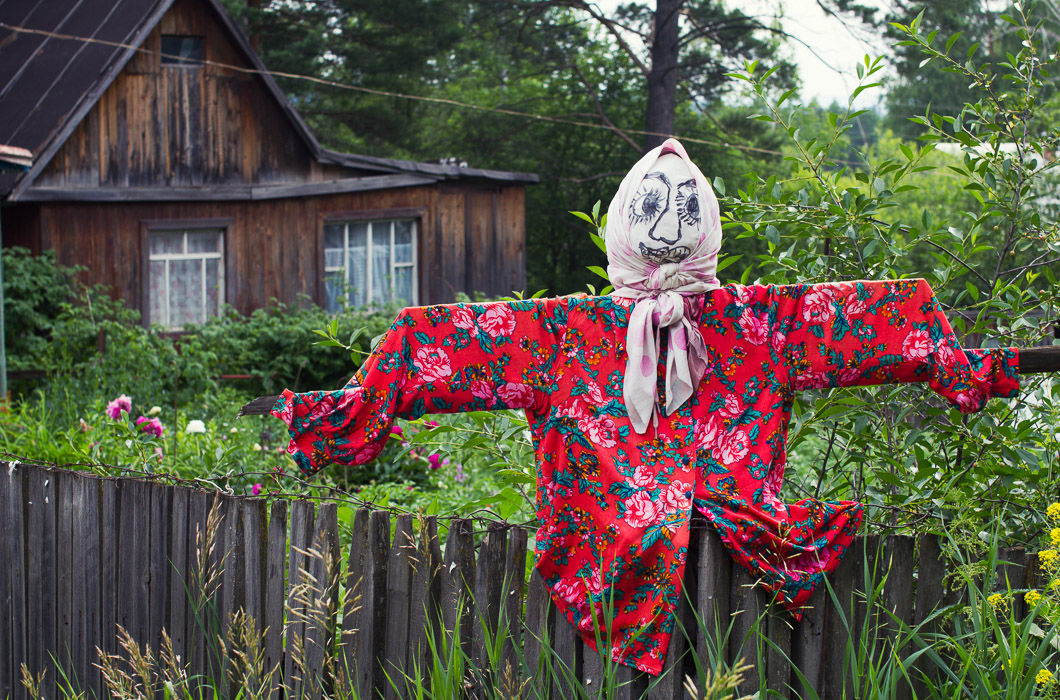 DIY garden scarecrow: 5 interesting ideas