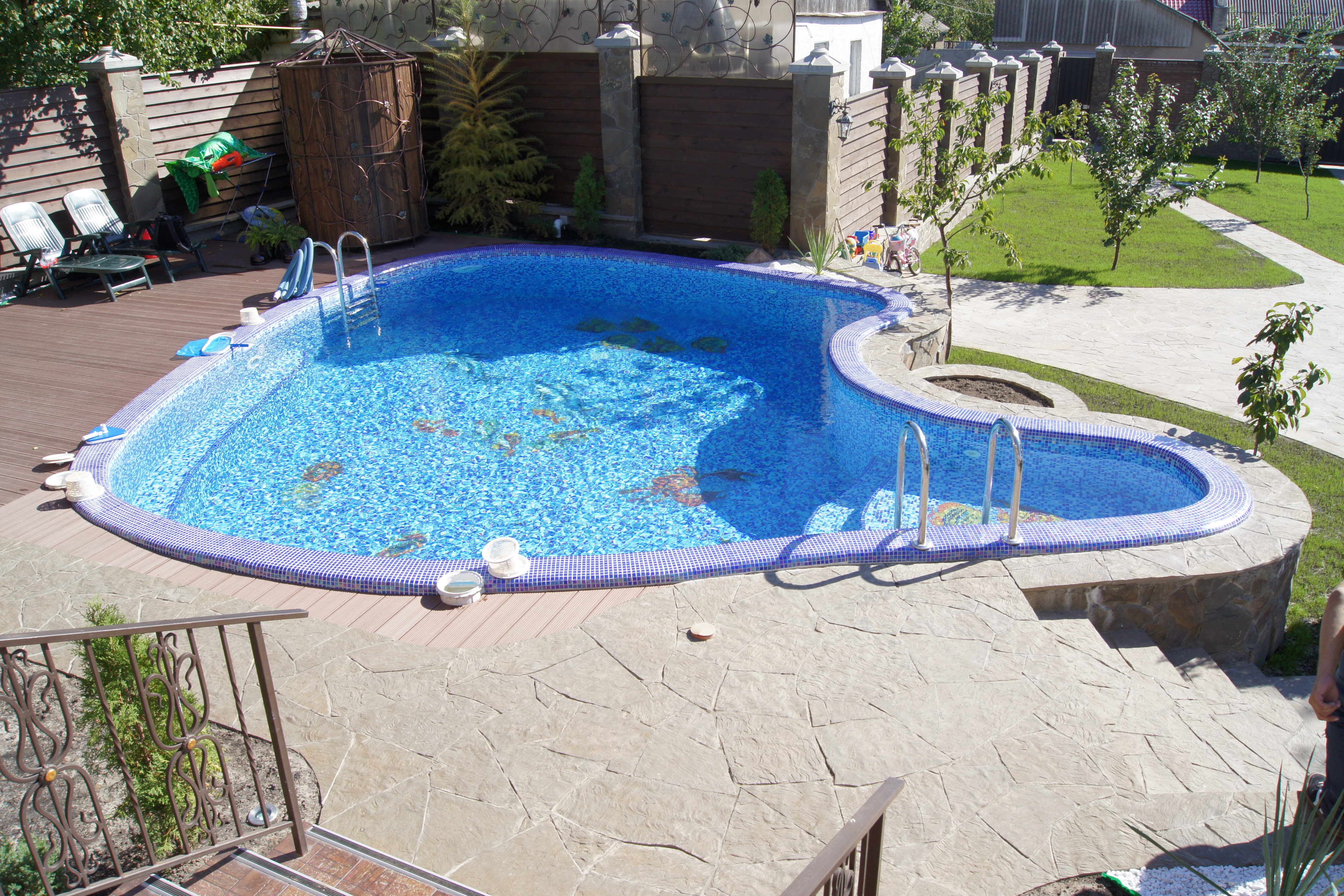 11 tips for building a concrete pool and decorating the walls of the pool in the country