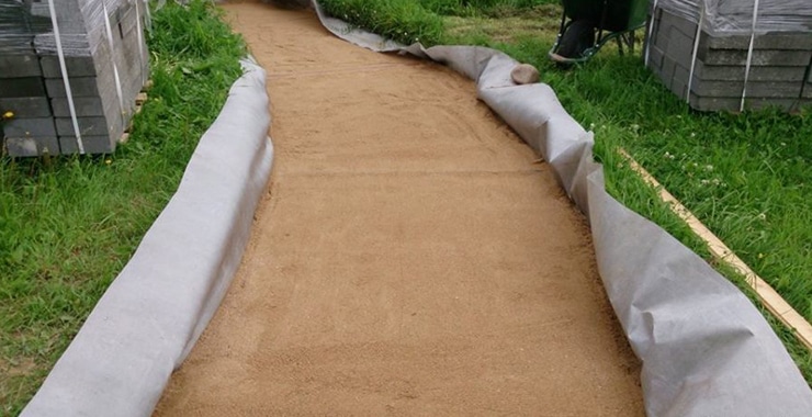 Geotextiles for garden paths: 5 tips for choosing and laying