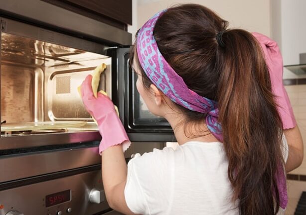 6 manieren om uw magnetron snel thuis schoon te maken
