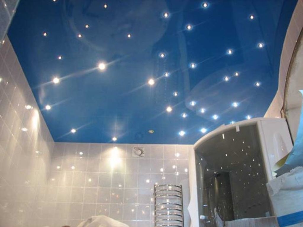 10 materials for decorating the ceiling in the bathroom