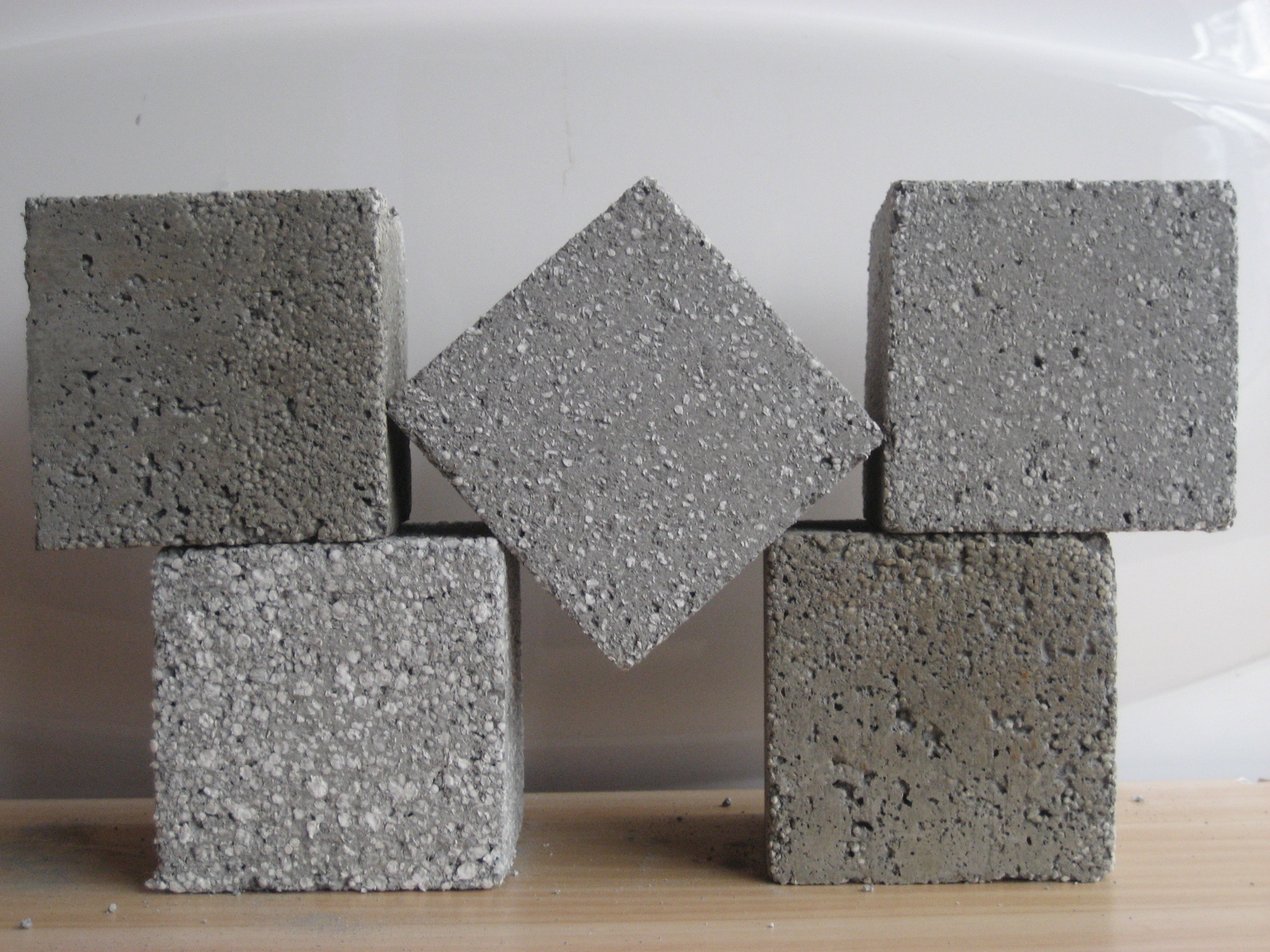 9 petua untuk membina rumah daripada konkrit polistirena: kebaikan, keburukan, pilihan