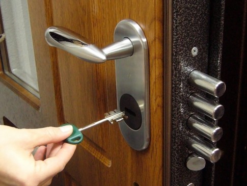 Hur man väljer ett lås för ytterdörren: typer, säkerhet, tillverkare